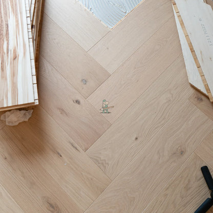 Pale Invisible Oak 150mm Engineered Herringbone, Prime Grade – image 5