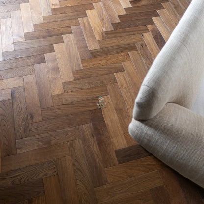 Chestnut Oak 90mm Engineered Herringbone – close-up of the surface (5)