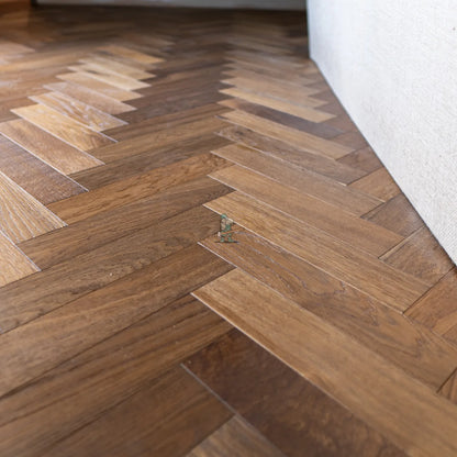 Chestnut Oak 90mm Engineered Herringbone – close-up of the surface (7)