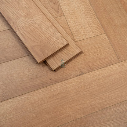 Biscoff Oak Herringbone 12mm Laminate – image 4