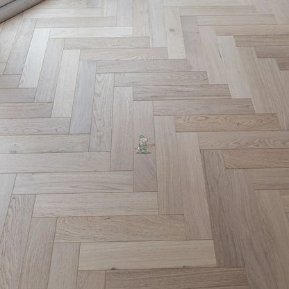 Invisible Light Oak 90mm Engineered Herringbone – image 7