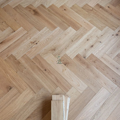 Natural Oak 90mm Engineered Herringbone, 12/1.2mm – close-up of the surface (10)