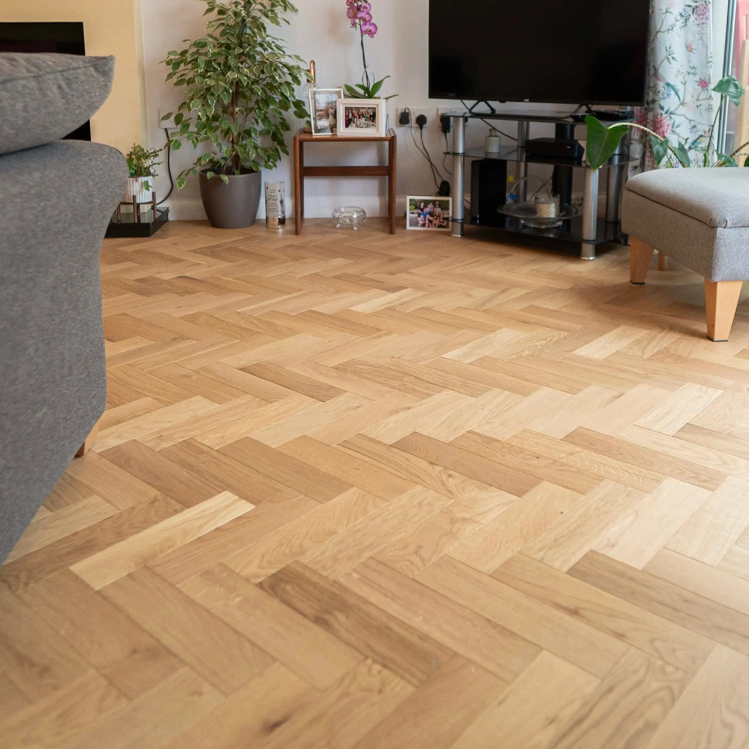 Cambridge Ashdown Oak 10/3 x 80mm Natural Brushed Oiled Herringbone Engineered Wood Flooring in Living Room