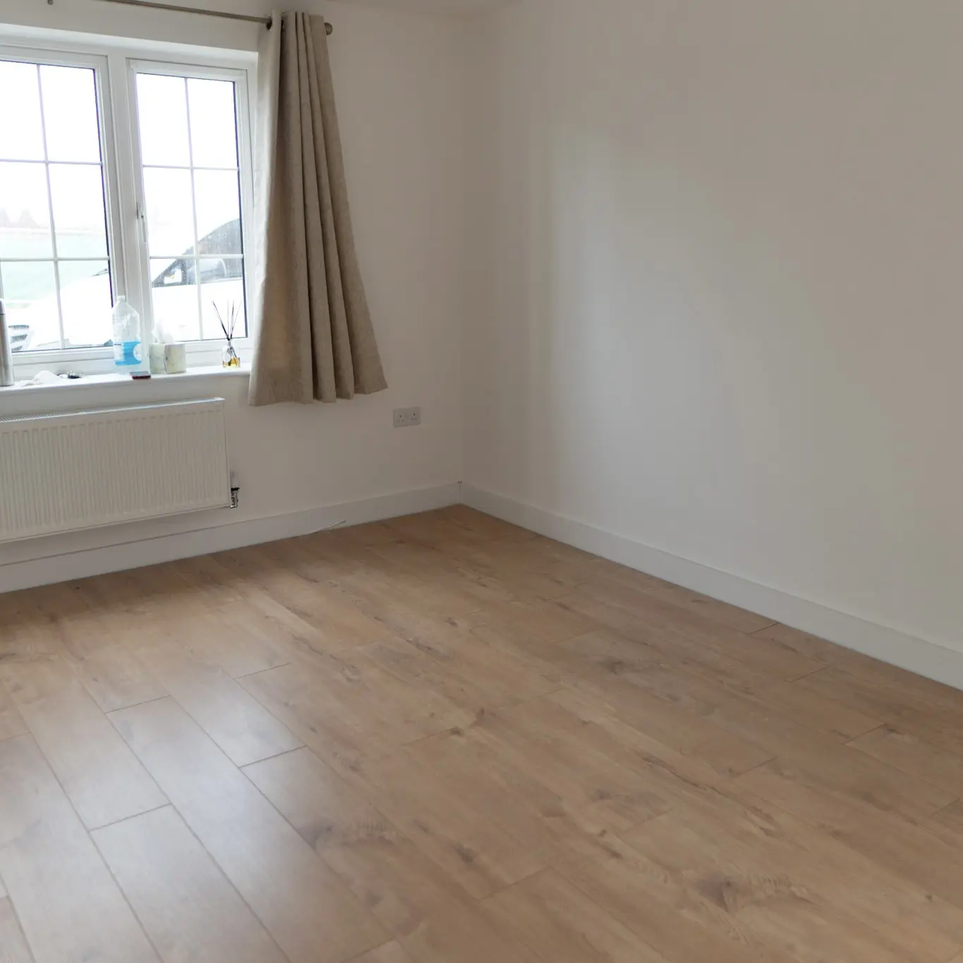 Home Classic 12mm Village Oak 4V Laminate Flooring