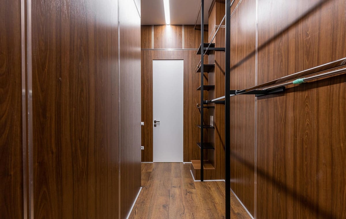 What Colour Floor Goes With Brown Walls?